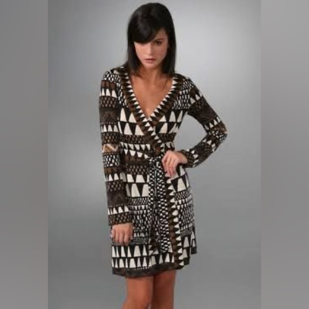 Diane Von Furstenberg Silk Black and Cream Patterned Long Sleeve Dress